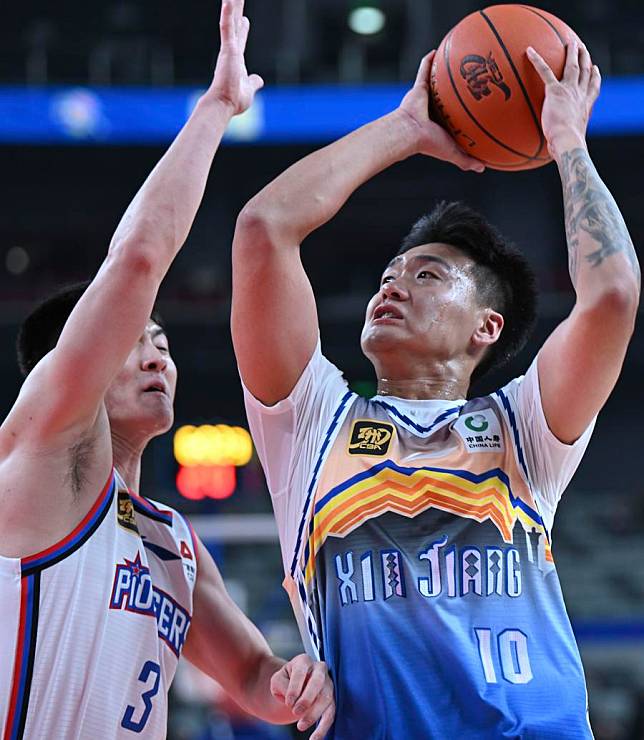 Zhao Rui &reg; of the Xinjiang Flying Tigers goes for a lay-up against the Tianjin Pioneers in the 2024-25 Chinese Basketball Association (CBA) league in Urumqi, northwest China's Xinjiang Uygur Autonomous Region, Dec. 18, 2024. (Xinhua/Hu Huhu)