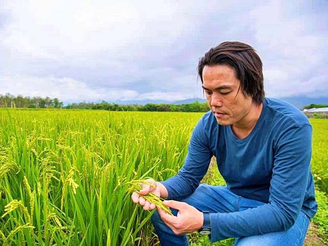 台東青農魏瑞廷導入區塊鏈田間管理，讓有機水稻價值翻倍，成功受到海外市場青睞，獲選2021年度傑出十大青年。（圖片來源：魏瑞廷提供）