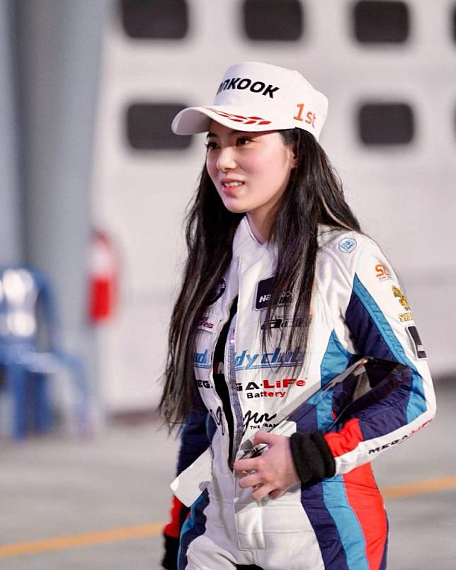 賽車美少女Betty Chen陳映瑜成為雪邦12小時耐久賽第一位女性車手冠軍。圖/(STARFiSH星予公關)