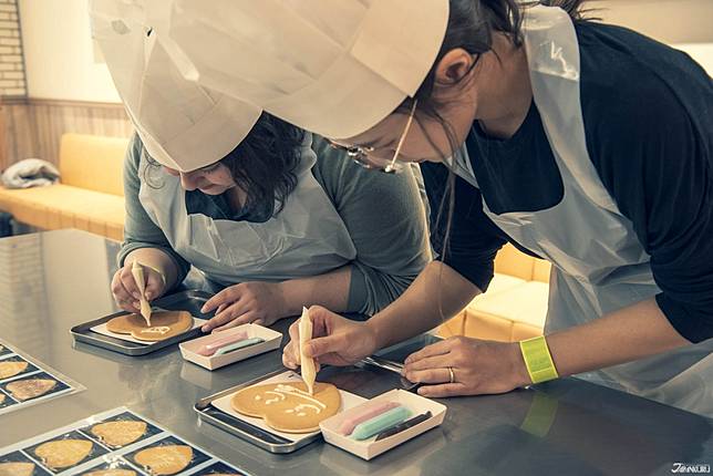 
<p>做出一個獨一無二的白色戀人餅乾。</p><p>
</p><p>
到了「<b>甜品工作坊・夢想體驗工房（sweets workshop dream kitchen）</b>」就可以來體驗的是自己動手裝飾白色戀人餅乾（相關預約<a href=