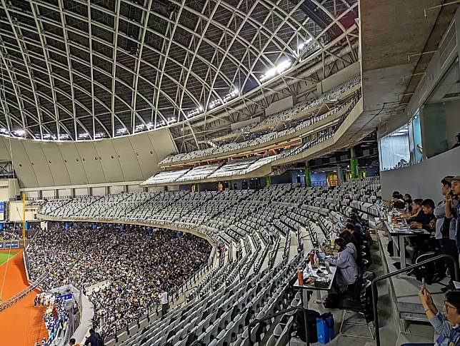 台北大巨蛋在亞錦賽期間未開放第二層看台，圖中的記者席未來將再往前增加3排。謝岱穎攝