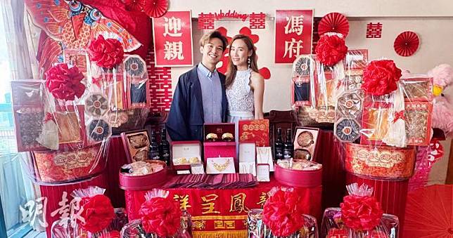 《東張西望》主持黎寬怡下月與圈外男友阿Sing結婚，兩人早前按傳統進行過大禮儀式。（大會提供）