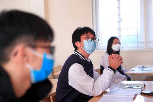 越南衛生部擬調整新的新冠疫情分級標準，未來將不再以確診數來評估疫情發展，改以住院及死亡人數來評估。（圖／美聯社／達志影像）