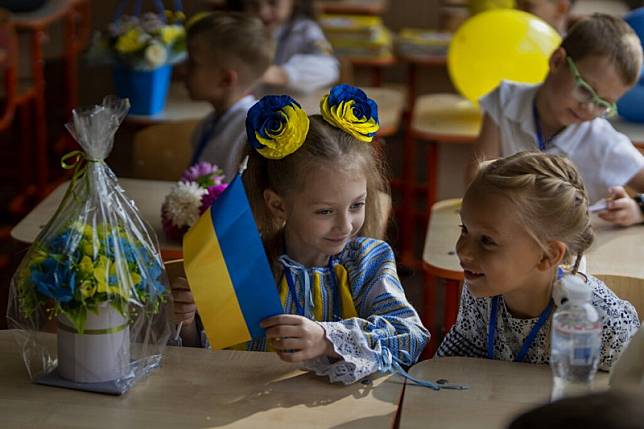 2022年9月1日，6歲的烏克蘭小朋友Taisia Shcherba回到伊爾平的學校上學。（美聯社）