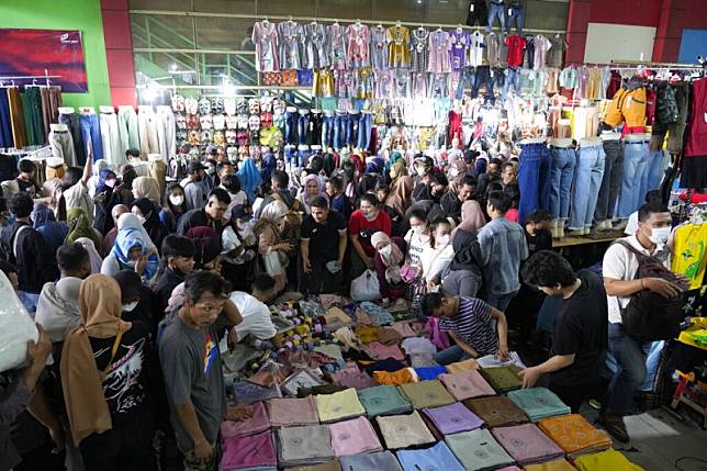 東南亞最大經濟體的印尼，正考慮對中國鞋類、服裝、紡織品、化妝品和陶瓷等產品，徵收最高200％的進口關稅。圖為印尼雅加達的Tanah Abang市場。（美聯社）