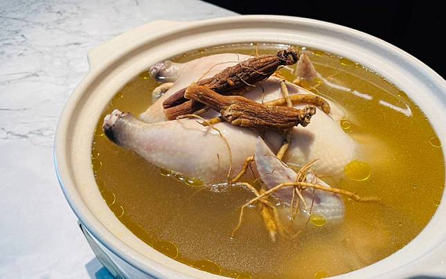 這蔘雞湯有台味？婚宴餐飲集團母親節桌菜，享用龍蝦、鮑魚沙拉等9道美食！