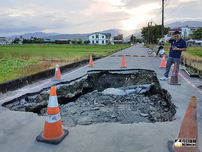 宜蘭市中山路5段287巷道路今（22）日中午突然塌陷，形成一個長4公尺、寬3公尺、深2公尺的大坑洞