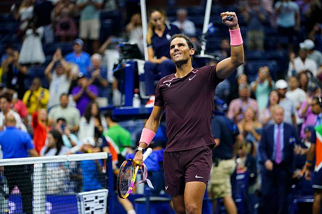 Rafael Nadal慶祝勝利時，鼻樑上還有緊急處理後包紮的繃帶。(達志影像)
