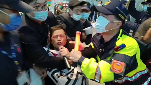 「台灣國」理事長陳峻涵遭警強制架離。 圖：林昀真／翻攝