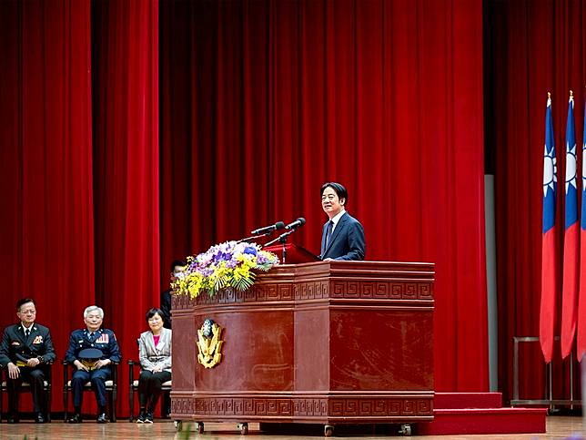 賴總統致詞時以警大校訓「誠」字期勉畢業生：第一就是要真實，不自欺、也不欺人；更不能用吃案方式解決問題，這不但無法改善治安，反而會貽誤任務。（圖：總統府官網）
