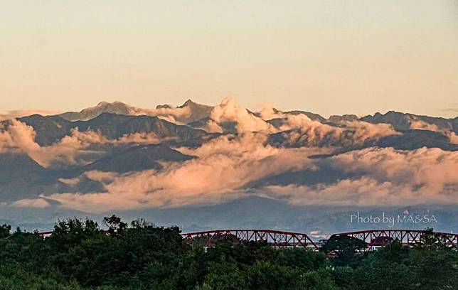 今天傍晚西螺大橋+玉山主峰同框照，有如一幅山水畫。(潘姓民眾提供)