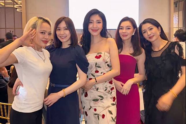 戴愛玲（左起）、蔡依珊、楊謹華、曾馨瑩在婚禮上合照。翻攝IG @pattytsai13
