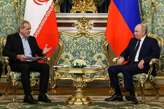 Russian President Vladimir Putin &reg; meets with visiting Iranian President Masoud Pezeshkian in Moscow, Russia, Jan. 17,2025.(Xinhua/Tass)