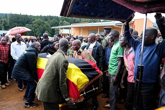 People carry the coffin of the late Olympian Rebecca Cheptegei as it is being received by her families at Suam border crossing in Uganda,on Sept.13, 2024. (Photo by Adreena Nakasujja/Xinhua)