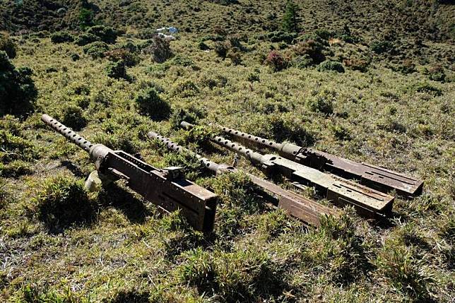 作家朱和之、甘耀明、沙力浪，日前前往美軍B-24轟炸機在三叉山的墜機地點訪查，赫然找到4挺被前人藏匿起來的50機槍。(圖由朱和之提供)