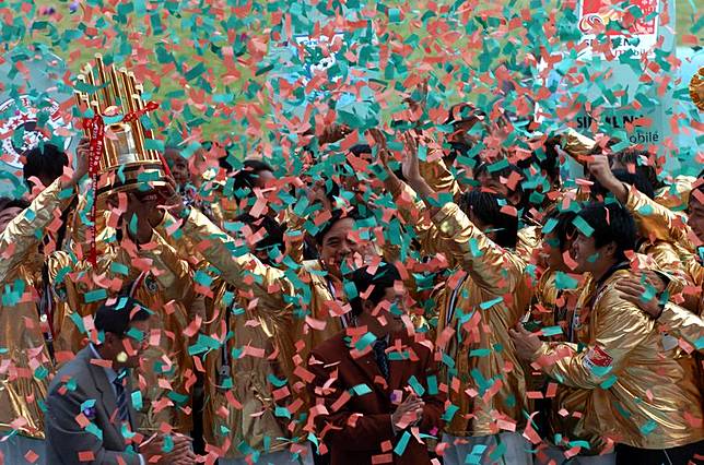 Shenzhen FC players celebrate with the trophy after becoming the inaugural Chinese Super League (CSL) champions in Shenzhen, Guangdong Province, Dec. 4, 2004. (Xinhua/Liu Dawei)