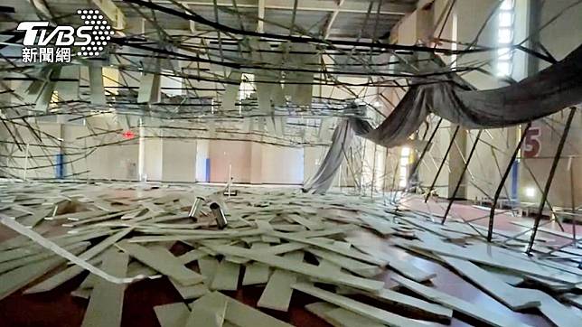 八德運動中心羽球場天花板強震塌落，如今再爆蘆竹國民運動中心也有問題。（圖／TVBS）