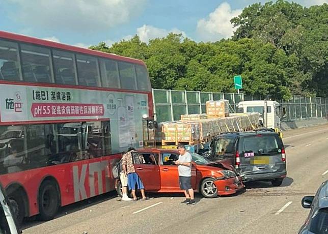 元朗公路發生多車相撞意外。