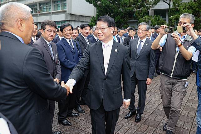 王俊力卸任調查局長 同仁歡送(圖) | 中央通訊社 | LINE TODAY