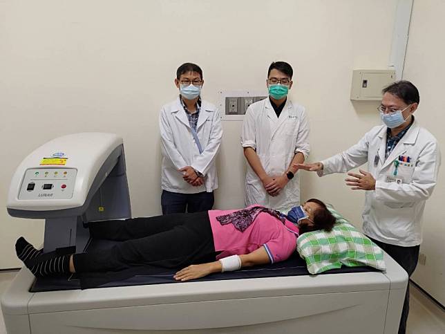 衛福部台南醫院新化分院引進國際標準的骨質密度檢測儀。（記者黃文記攝）