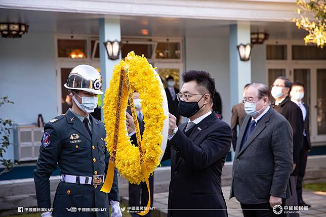 國民黨主席江啟臣赴桃園頭寮陵寢獻花致敬。   圖：擷取自國民黨臉書