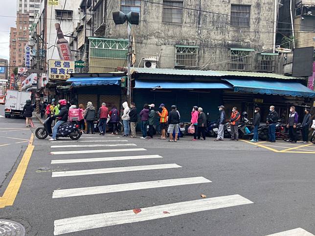 農曆春節將近，不過近來傳出「蛋荒」，許多民眾排隊購買雞蛋。   圖：讀者／提供