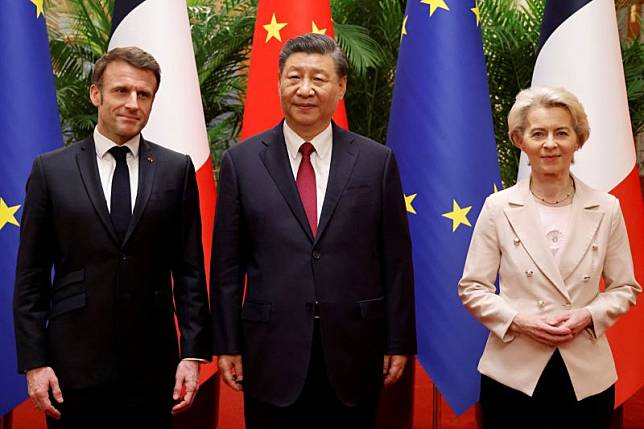 ▲歐盟執委會主席范德賴恩（右）6日在北京會見中國國家主席習近平，談及台海議題時，強調台海和平穩定具有「至高重要性」。（圖／美聯社／達志影像）
