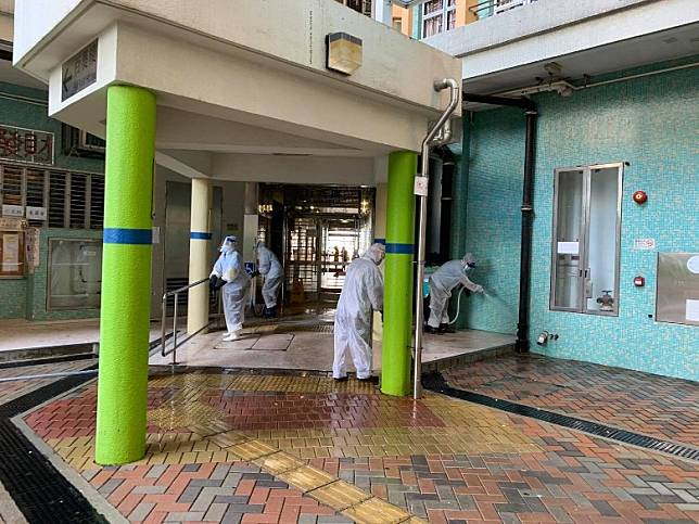 有清潔工到百葵樓外圍進行消毒。(梁錦威Facebook圖片)