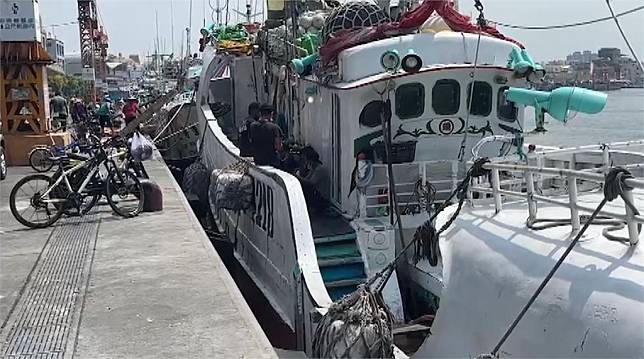 由於船長病逝，這艘琉球籍漁船在海上漂流12天，今日終於返港。圖／台視新聞