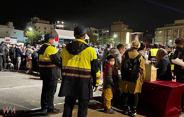 北港武德宮除夕夜湧人潮　警方總動員確保安全與順暢交通