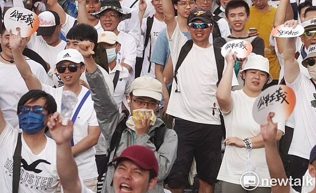 716凱道遊行天氣炎熱，現場民眾大汗淋漓，除了現場準備的公平正義扇子之外，民眾也自備濕毛巾摀住口鼻。 圖：張良一 / 攝