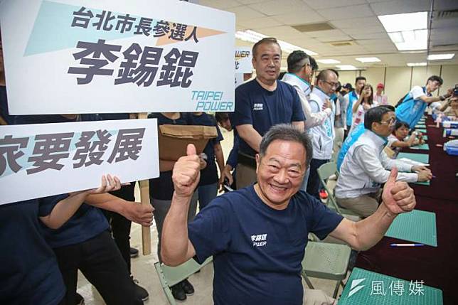 無黨籍台北市長參選人李錫錕提出發展台北「夜間經濟」的政見，圖為李錫錕登記參選。（陳明仁攝）