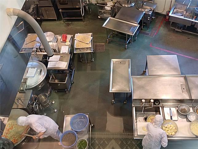 日本熊本縣八代市東陽學校給食中心在製作餐食的廚房現況。（圖片來源：大享食育協會官網）
