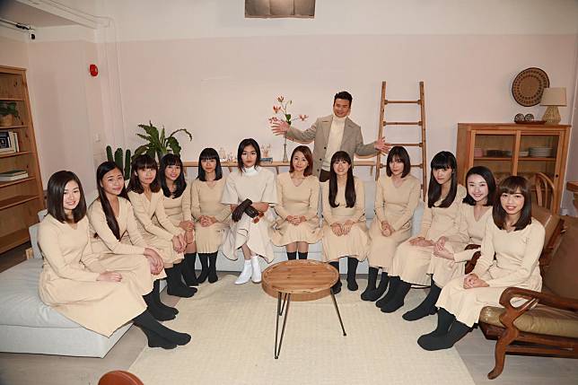 釗峰與12位美少女通宵拍攝MV。