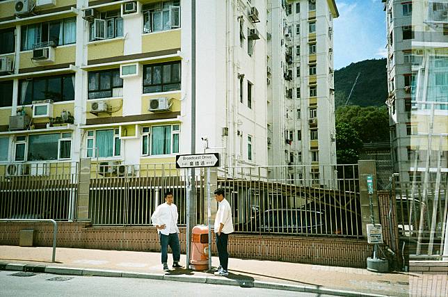 相機：LOMO LCA+  菲林：Fujifilm 業務用菲林 ISO 400 // 兩位「身世」猶如令筆者看了一對「戀人」的數十年感情世界似的；今回他們再剖析為什麼在同業存在競爭氛圍的情況下，二人得以超脫；及在創作世界，二人兼顧的角色。