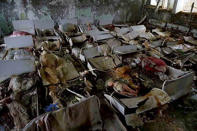 烏克蘭車諾比核電廠附近廢棄小鎮普里雅特，一間幼稚園中的兒童小床；照片攝於2012年11月。美聯社