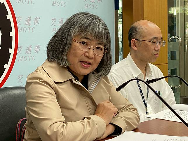 交通部路政及道安司專委兼代理副司長魏瑜25日表示，全台公共充電樁已逾萬槍，車樁比無論快、慢充都優於歐盟的建議值。(吳琍君攝)