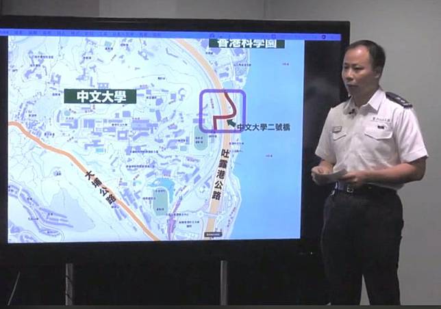 汪威遜強調無意進入中大到二號橋執法是阻投雜物(香港警察facebook)