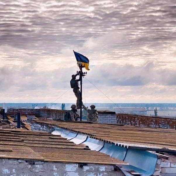 烏軍光復維索科皮利亞後，在當地醫院屋頂升上烏克蘭國旗。   圖:翻攝自推特
