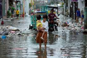 2025年11月10日，超級颱風「鳳凰」昨（11/9）在菲律賓登陸，豪雨造成馬尼拉都會區那佛打斯市（Navotas）積水。美聯社