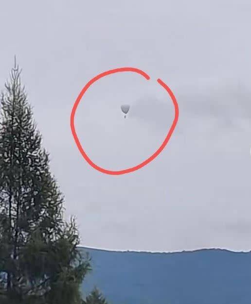 中國2名工人乘坐在氫氣熱氣球上隨風飄走。(圖翻攝自微博)