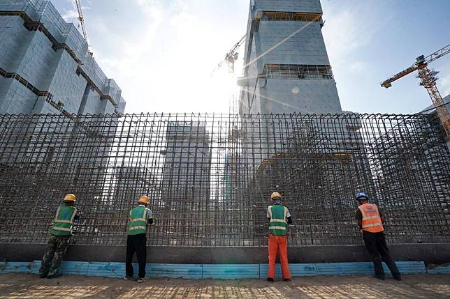 Workers are seen at a construction site in Xiong'an New Area, north China's Hebei Province, June 26, 2024. (Xinhua/Mu Yu)