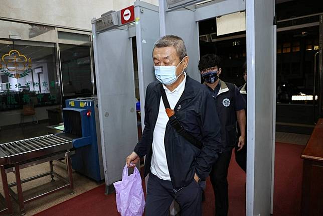 力麒建設前董事長郭銓慶涉內線交易遭約談，北檢訊後依違反證交法命其300萬交保、限制出境出海。記者邱德祥／攝影