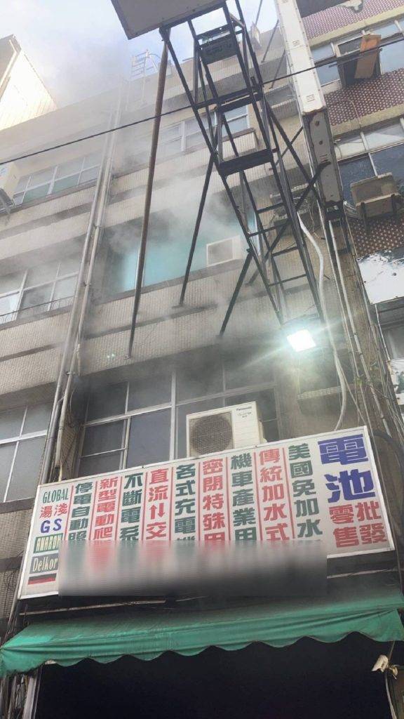 高雄市鳳山區建國路一處透天住宅十日清晨發生火警，消防人員到場救出受困一家三口，但屋主夫妻送醫搶救不治。（高市消防局提供／中央社）