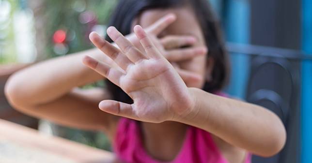 台南5歲女童跟著媽媽到超商上班，竟在一個月內被可惡男同事帶到倉庫性侵五次，犯行全被監視器錄下！