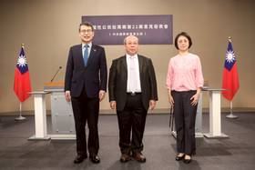 核三延役公投意見發表會第二場，左起反方代表林子倫、中選會副主委陳朝建、正方代表翁曉玲。中選會提供