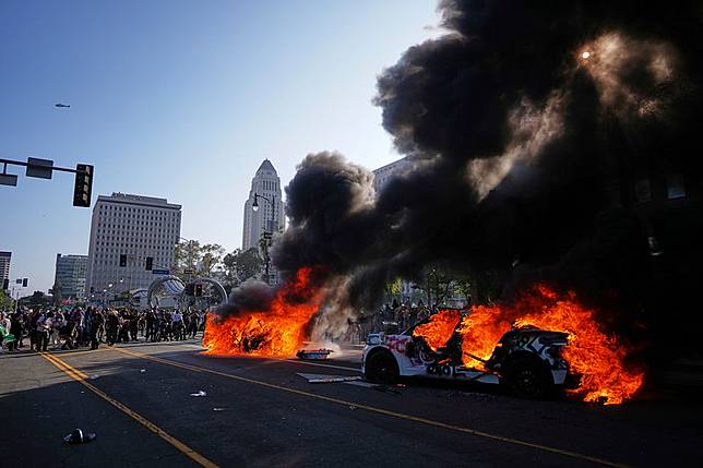 洛杉磯因聯邦政府執行掃蕩非法移民，而發生抗議群眾暴動事件。（美聯社）