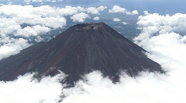 富士山頻傳山難！開放11天已3死，部分登山客遭批輕忽天氣與裝備。（翻自日本雅虎）　