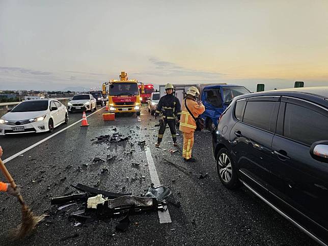 國道５號宜蘭路段北上車道，１４日傍晚發生八輛車追撞，造成３傷送醫，宛如恐怖片場景。（宜蘭縣消防局提供）