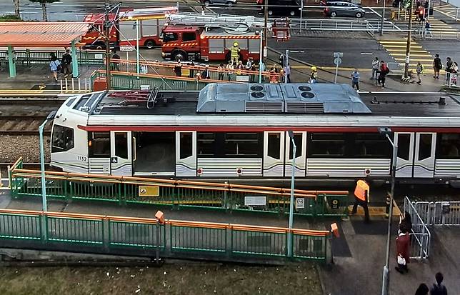 屯門輕鐵車廠站附近發生交通意外(屯門公路塞車關注組圖片)